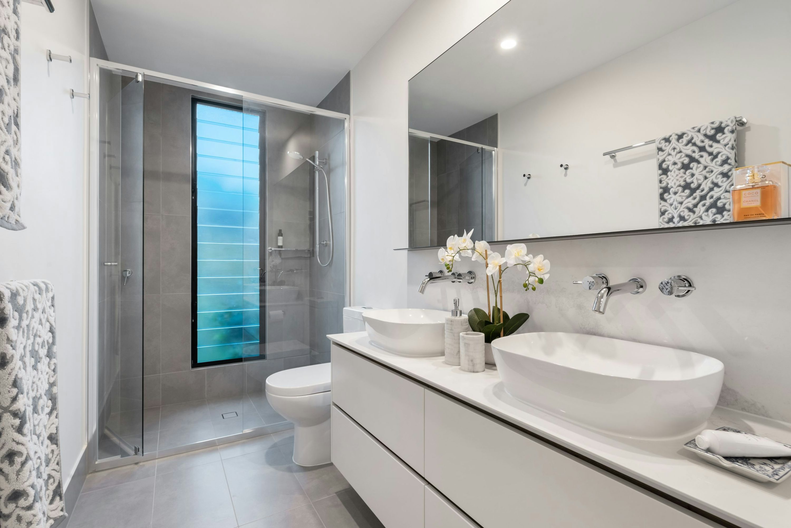 Modernes Badezimmer mit Dusche und Waschtisch.