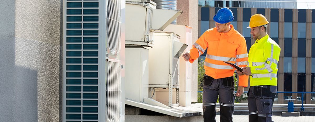 Fachkräfte stimmen technische Arbeiten für ein Gewerbeobjekt ab.